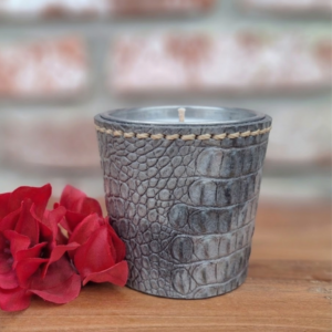 kaars in leren sleeve interieur